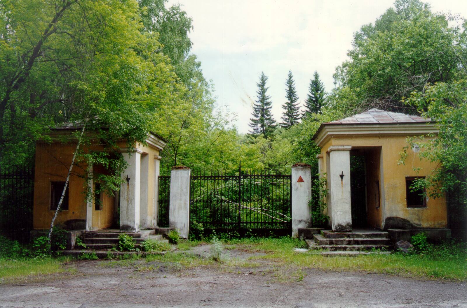 Контрольно-пропускной пункт при входе в закрытую территорию. 1960 г.