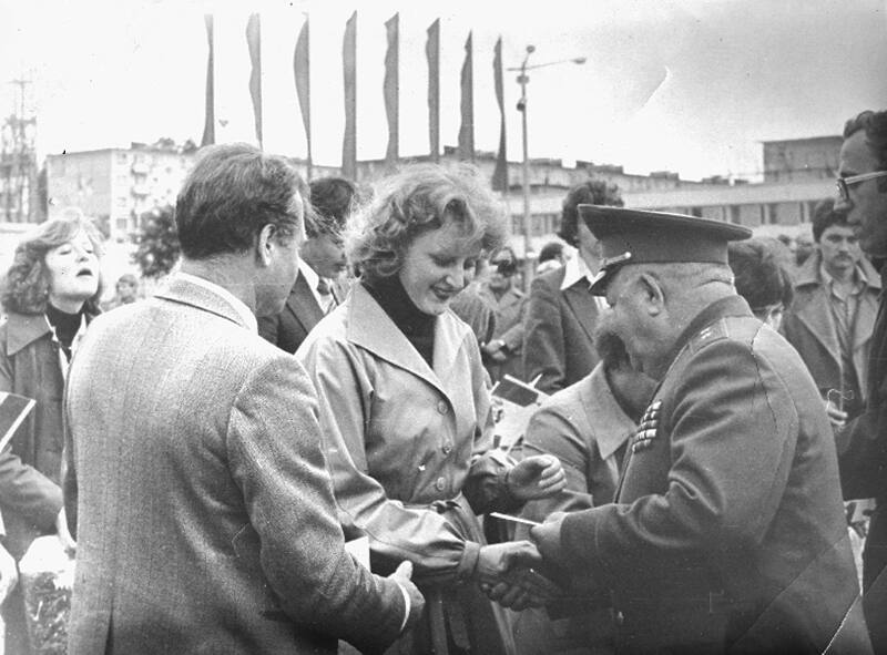 Г. П. Ломинский, директор НИИ-1011 (1964-1988 гг.), вручает дипломы выпускникам