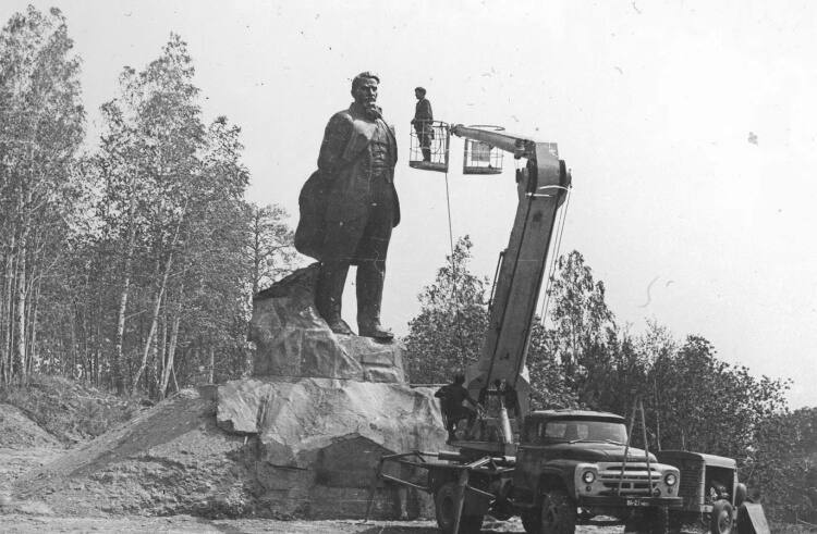 Монтаж памятника И. В. Курчатову