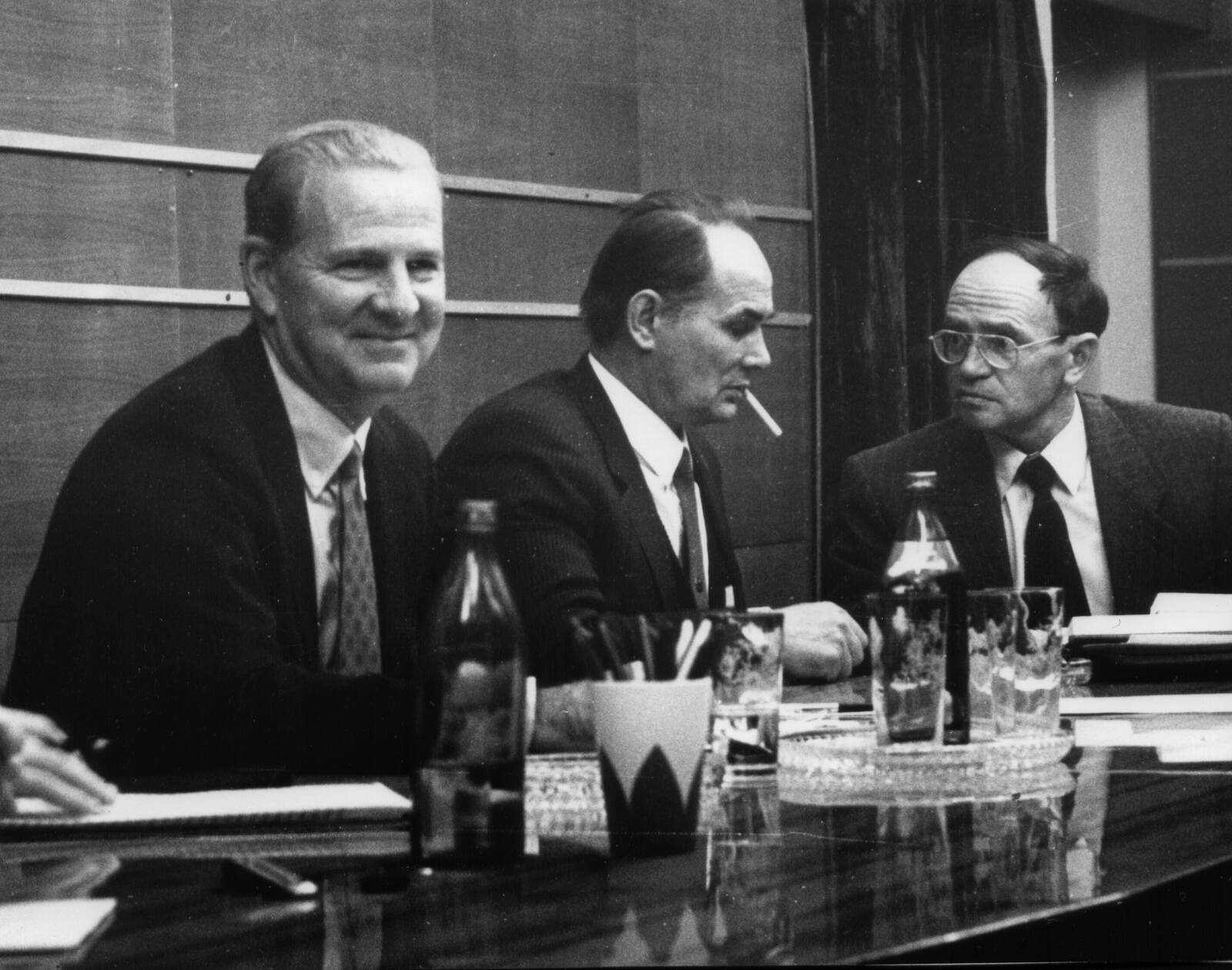 Государственный секретарь США Д. Бейкер, министр РФ по атомной энергии В. Михайлов, научный руководитель РФЯЦ — ВНИИТФ Е. Аврорин на встрече с ведущими специалистами ВНИИТФ. Февраль 1992 г. (слева направо)