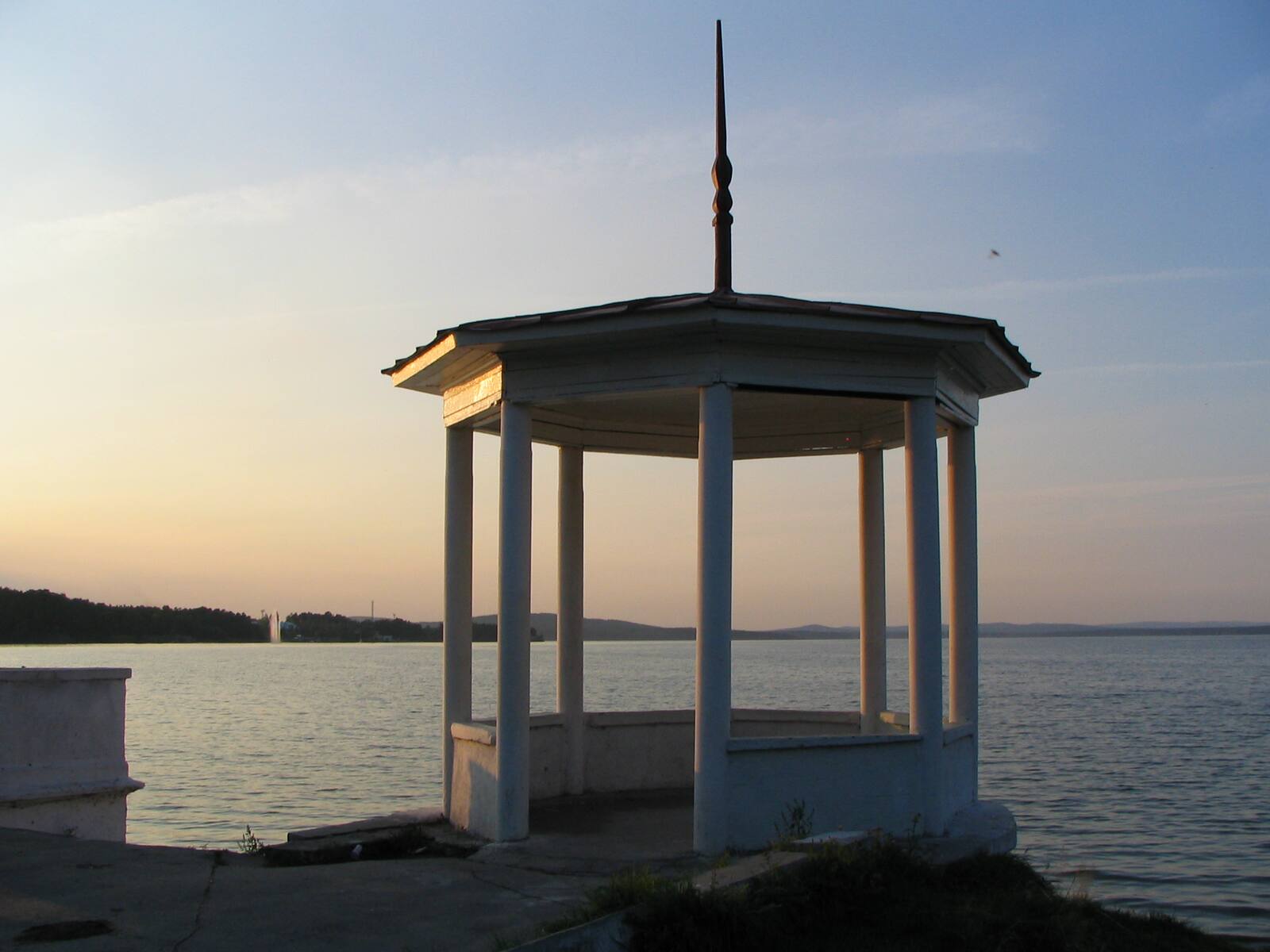 Ротонда на берегу озера Синара, возведенная в 1959 году по инициативе Е. В. Васильева, является неофициальным символом города