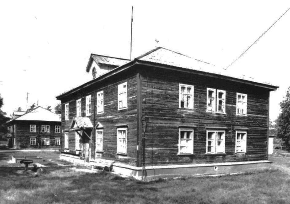 В таком доме располагалось заводоуправление строящегося завода. 1955 г.