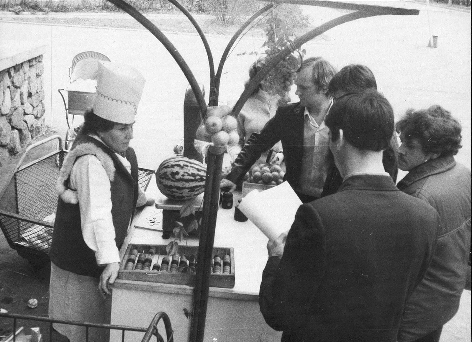 Активисты комсомольской организации делают контрольную закупку