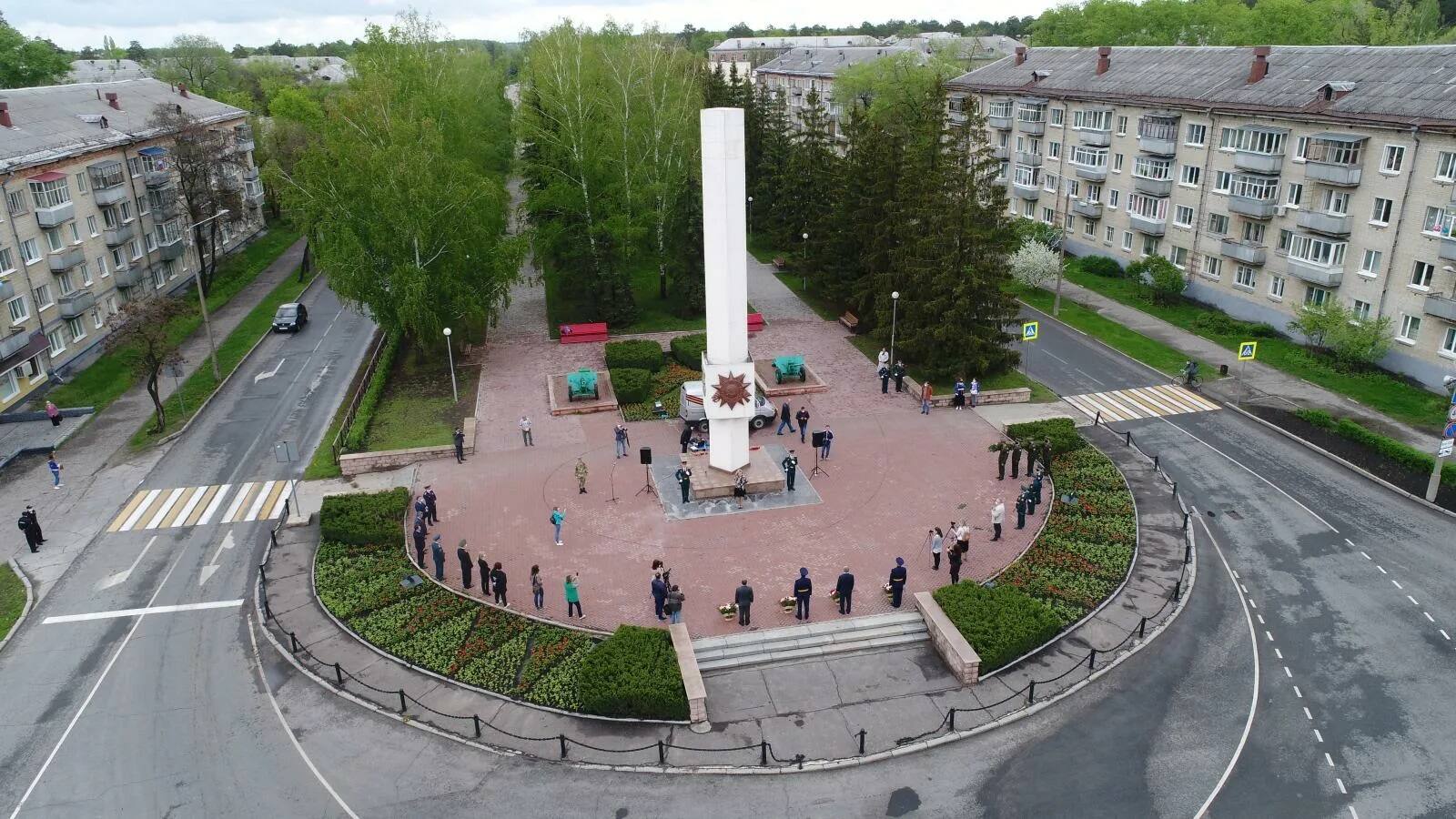 Первая очередь городской застройки. В центре — обелиск Победы