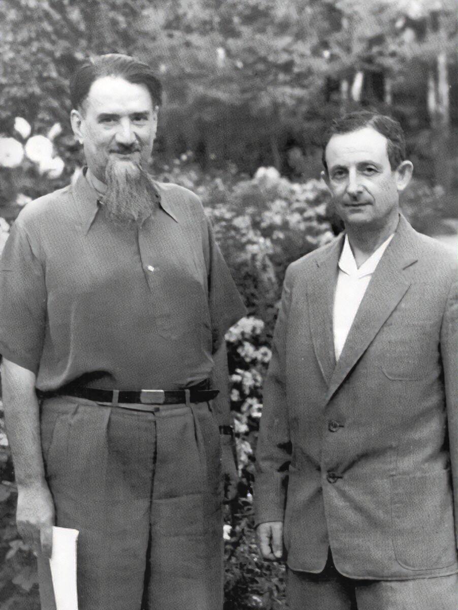 И. В. Курчатов (слева) и Ю. Б. Харитон