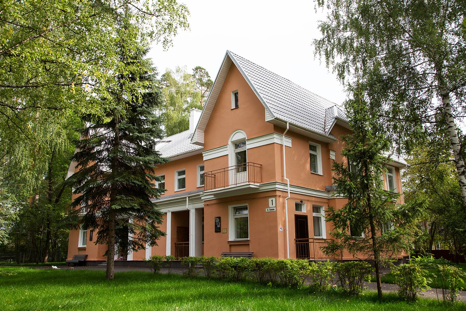 Дом Ю. Б. Харитона летом...