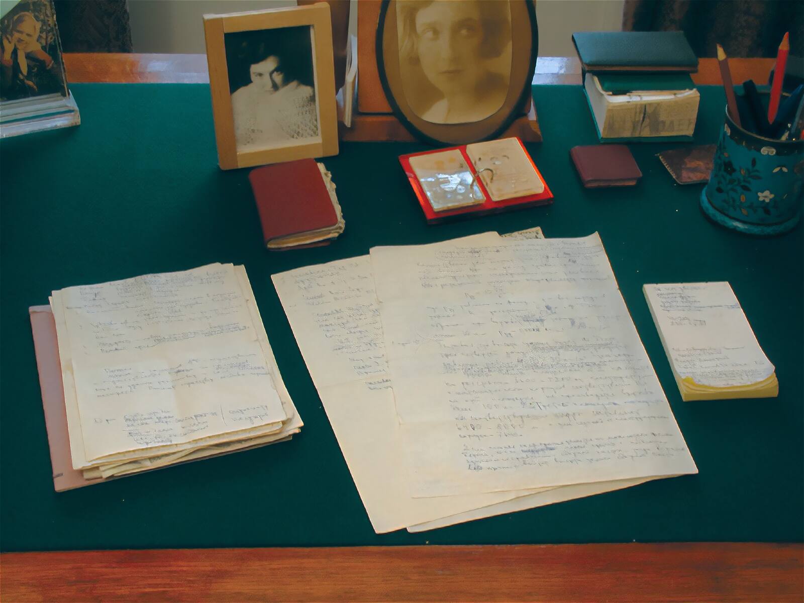 На рабочем столе всё осталось так, как в последний день его жизни...