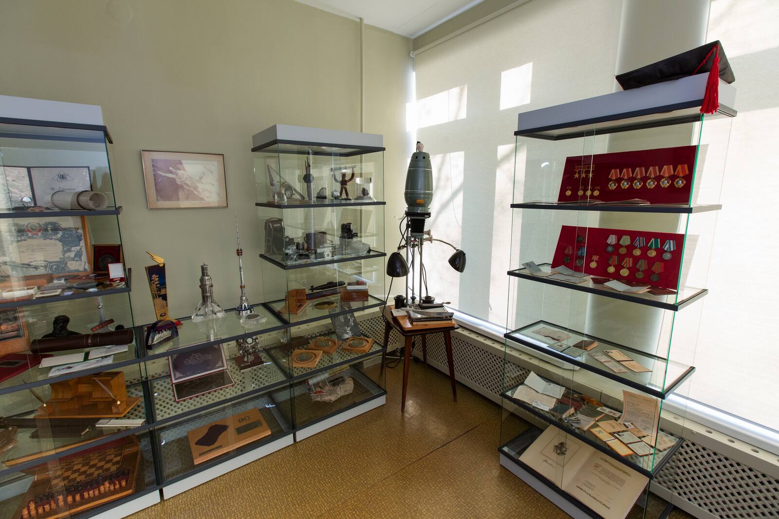 Витрина с наградами Ю. Б. Харитона