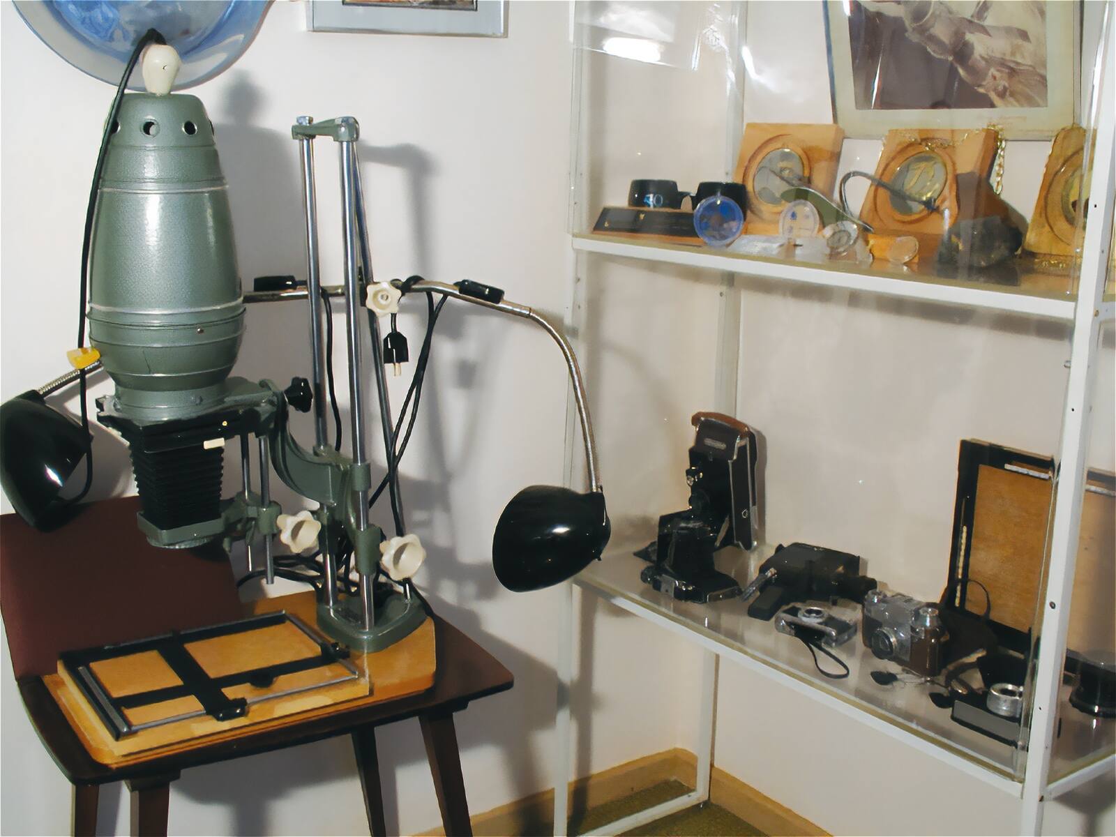 Этой фотоаппаратурой пользовался Ю. Б. Харитон, увлекавшийся любительской фото- и киносъёмкой.