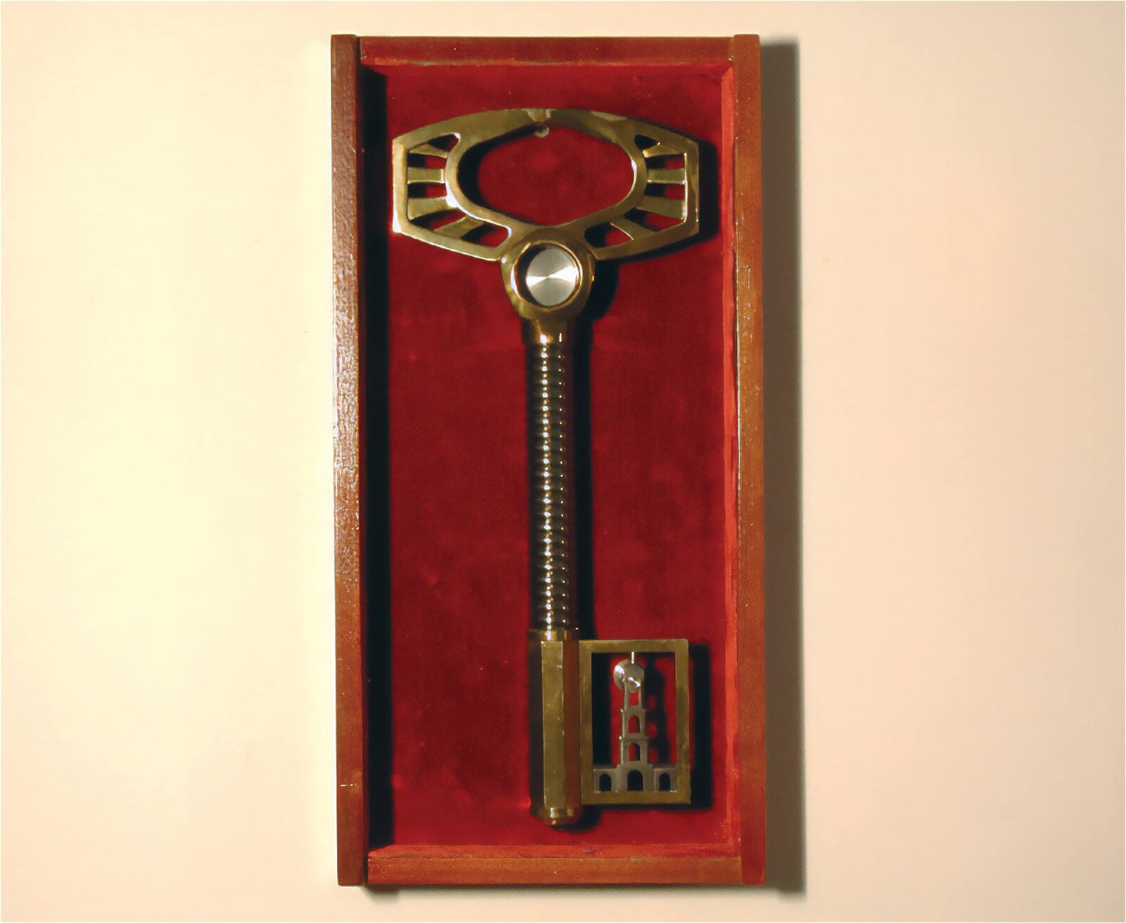 Символический ключ от города, вручённый городской администрацией в день 80-летия почётному гражданину Арзамаса-16 Ю. Б. Харитону