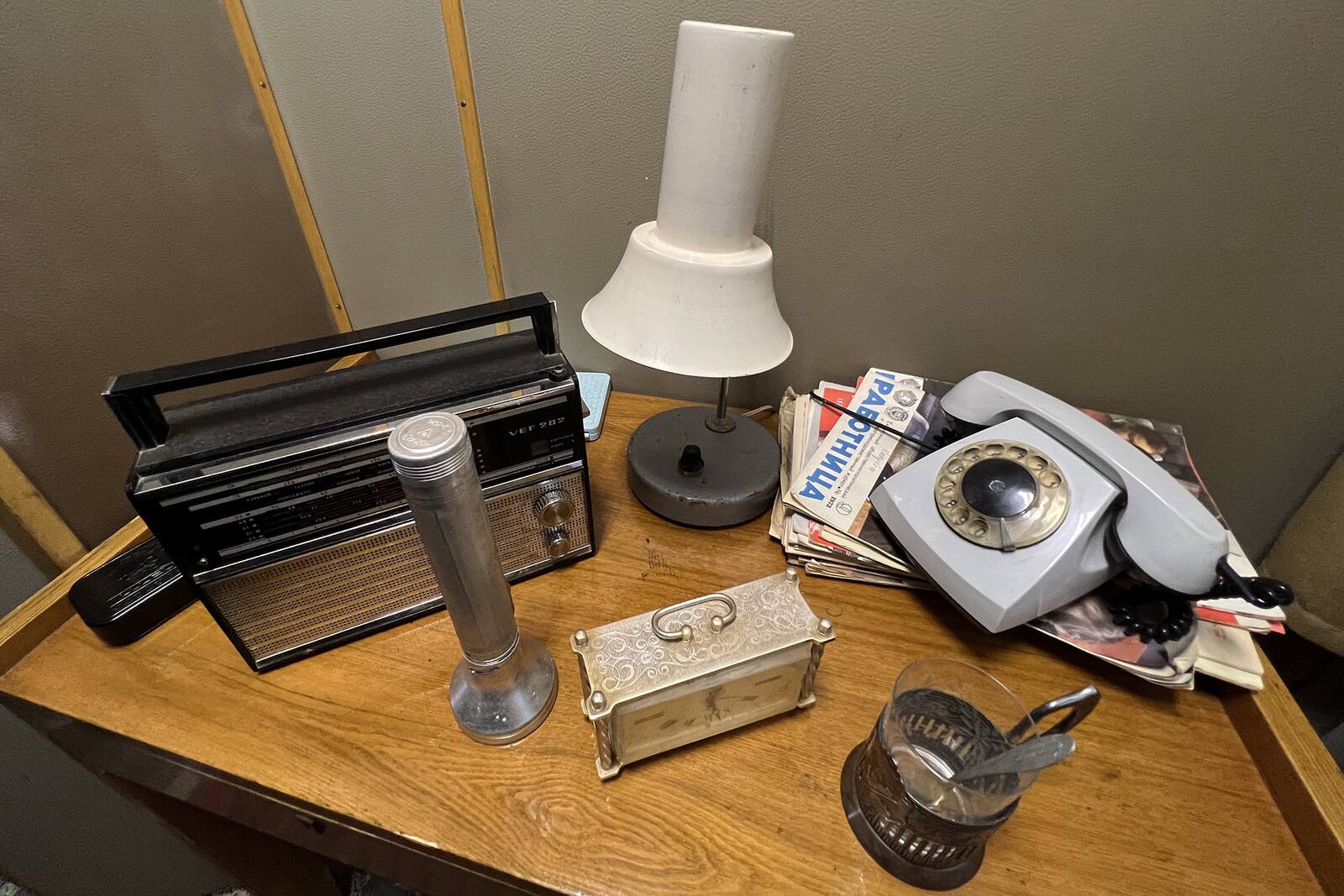 Стол в купе проводников