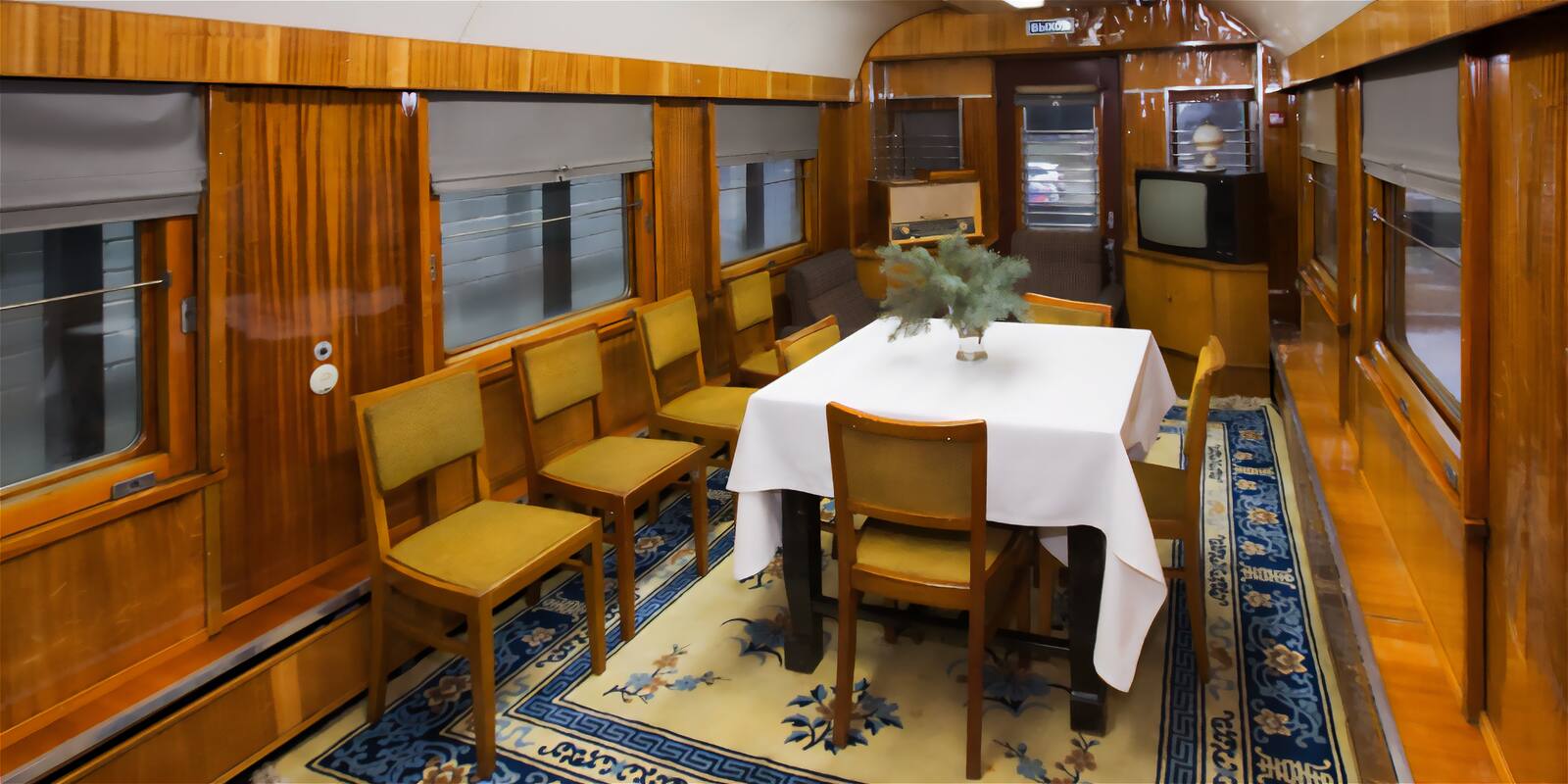 Зал совещаний (столовая) в вагоне-салоне Ю. Б. Харитона