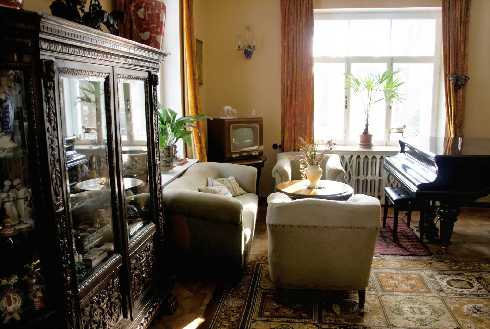 Обстановка гостиной сохранилась такой же, какой была при И. В. Курчатове