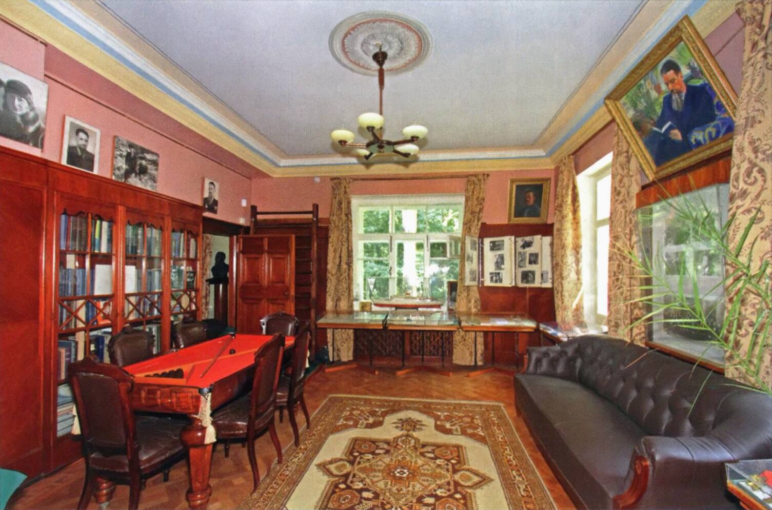 На витринах в библиотеке-бильярдной выставлены личные вещи, документы и фотографии И. В. Курчатова