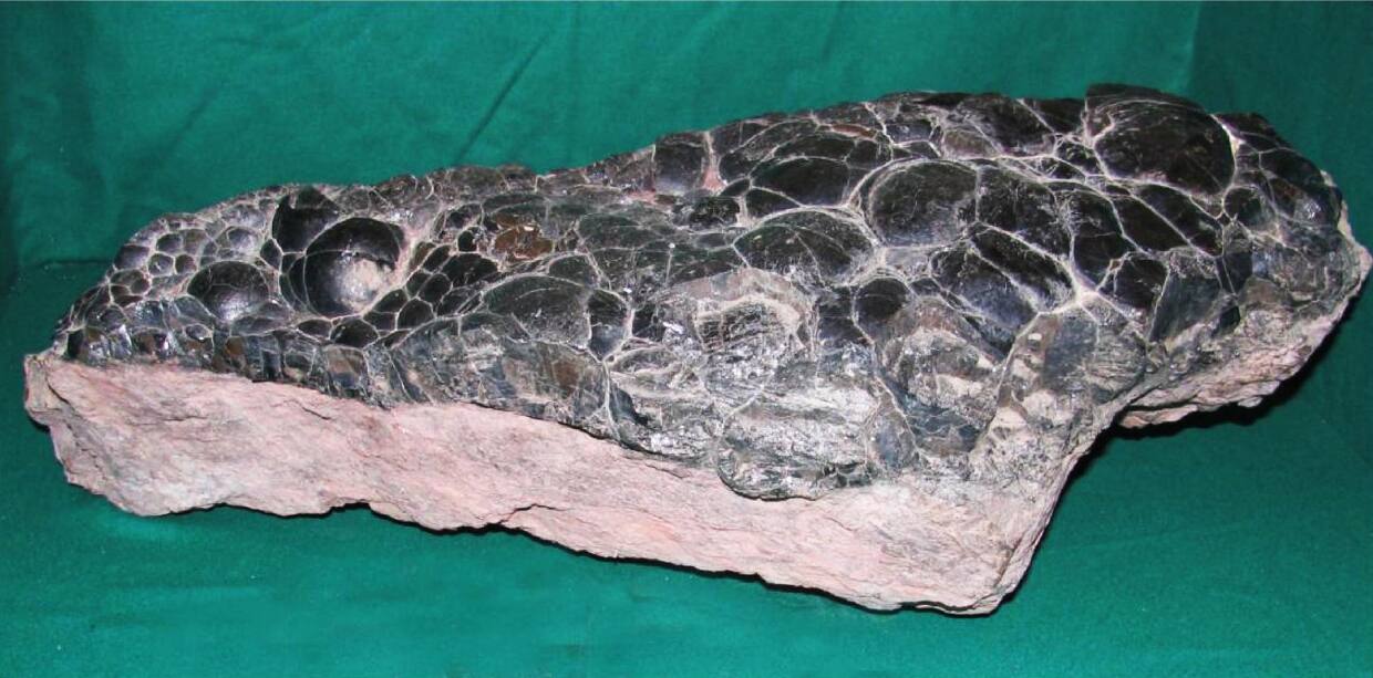 Образец № 4722. Фрагмент почковидной корки настурана. Чехия