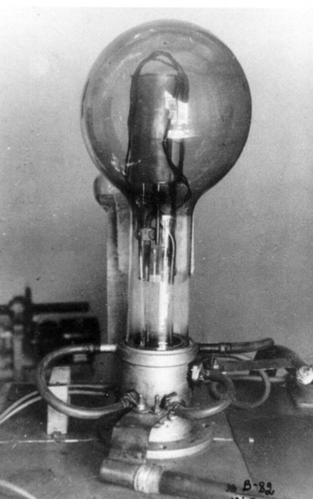 Вакуумная установка на которой в июле 1948 года были получены первые корольки плутония