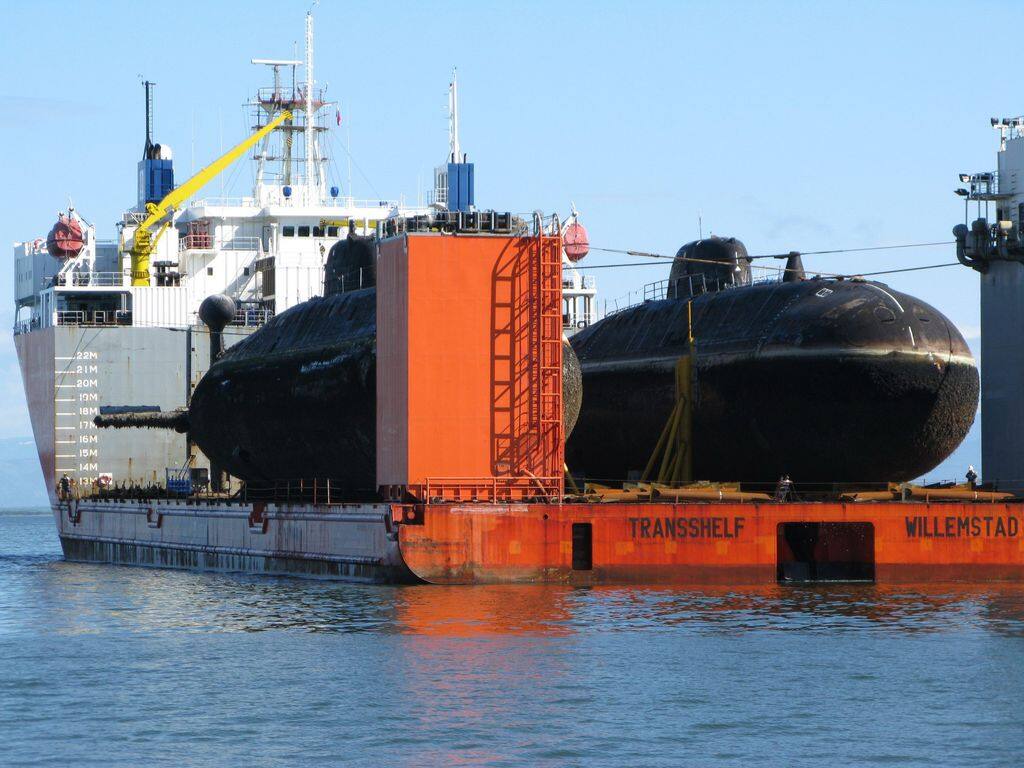 Перевозка двух подводных лодок на утилизацию