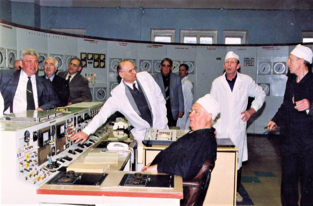Реактор первой в мире АЭС остановлен