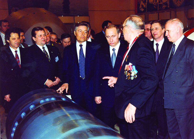 В.В. Путин и Е.О. Адамов в музее атомного оружия
