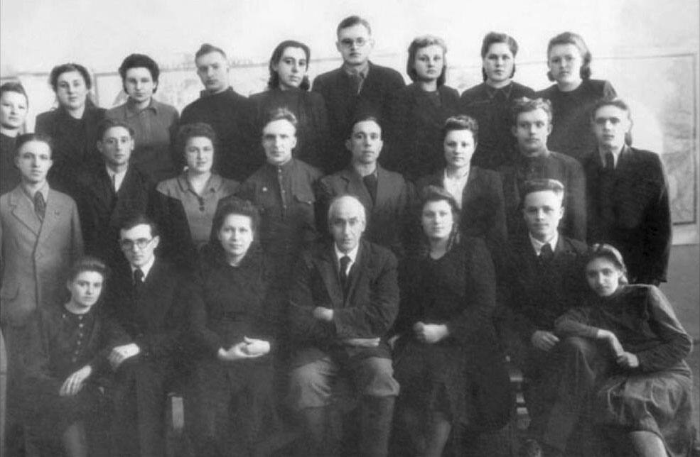 Л.А. Алехин (в среднем ряду 2-й слева), продолжение учёбы. 1948 г.