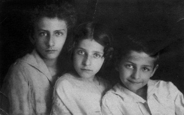 Лёва Альтшулер со старшими братом и сестрой