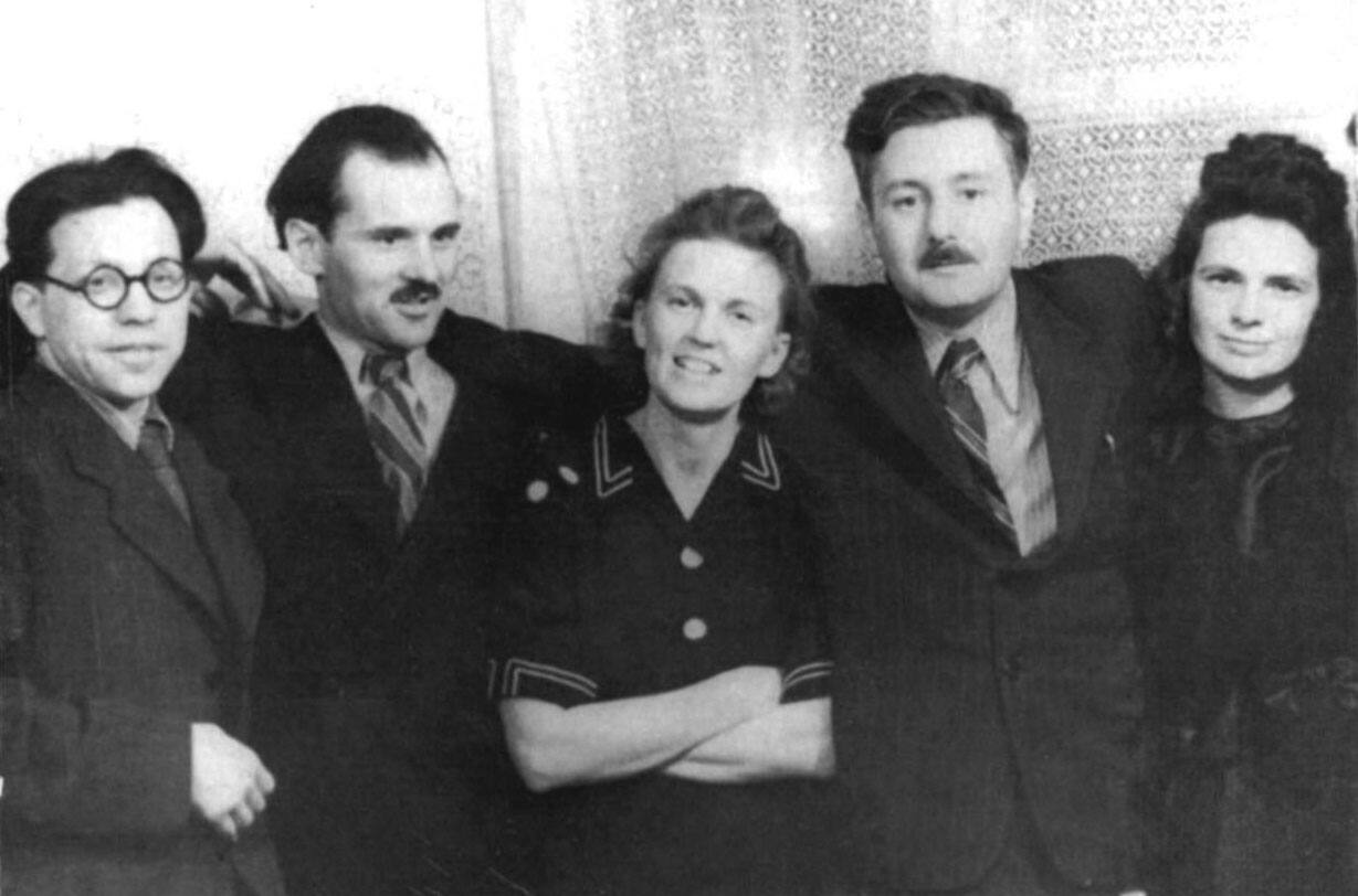 Г.Д. Байсоголов (второй слева) среди коллег. Челябинск-40