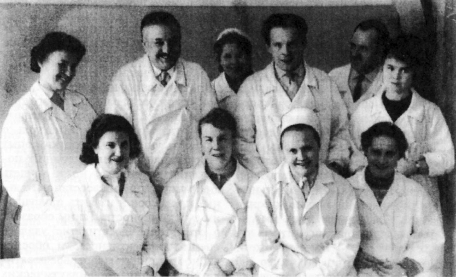 Г.Д. Байсоголов (второй справа) среди коллег. Челябинск-40