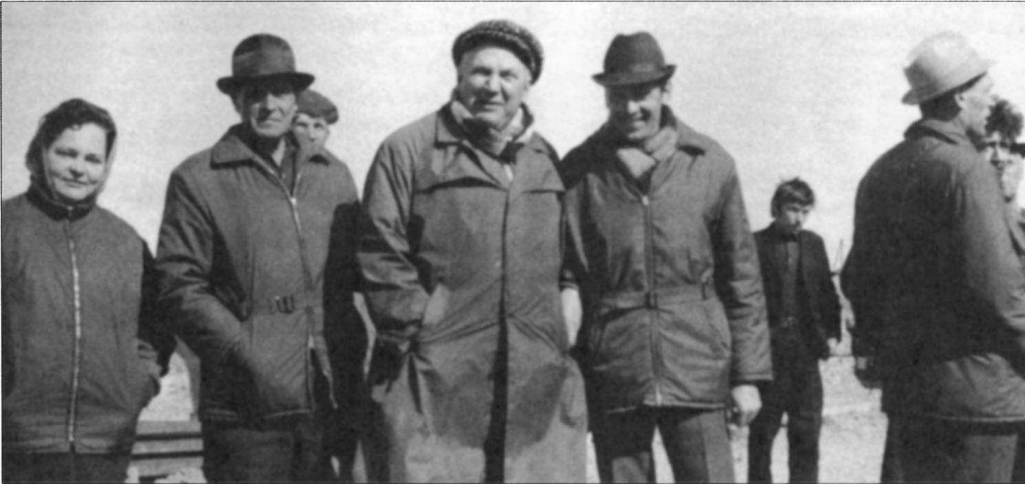 А.Р. Белов (в центре) среди строителей Кольской АЭС