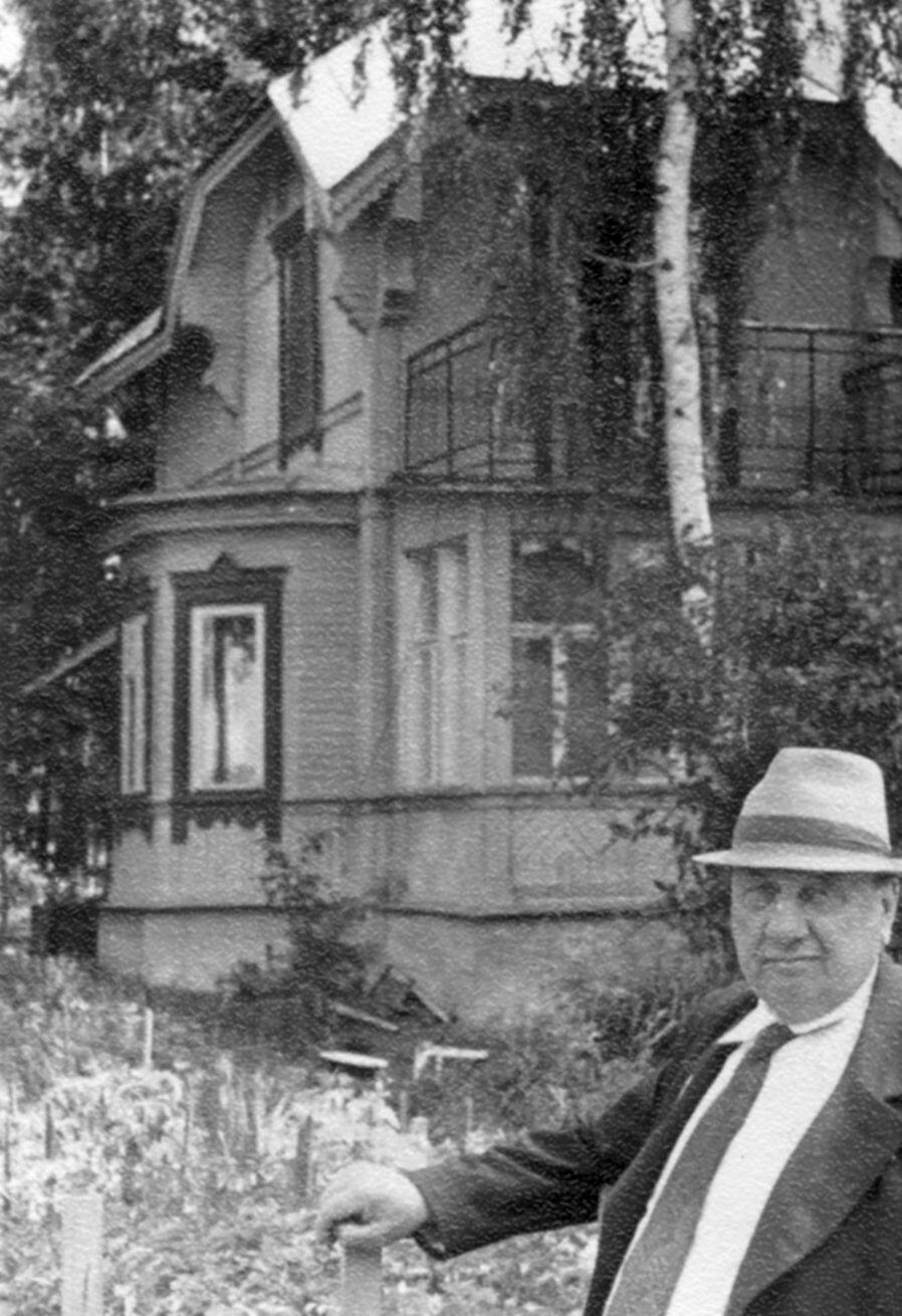 У своего коттеджа в Сарове. 1977 г.