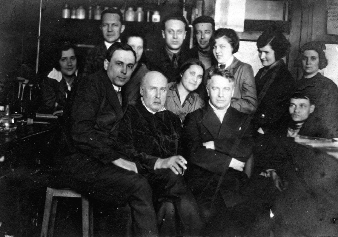 К.А. Большаков (1-й слева в 1-м ряду) среди коллег. ГИРЕДМЕТ