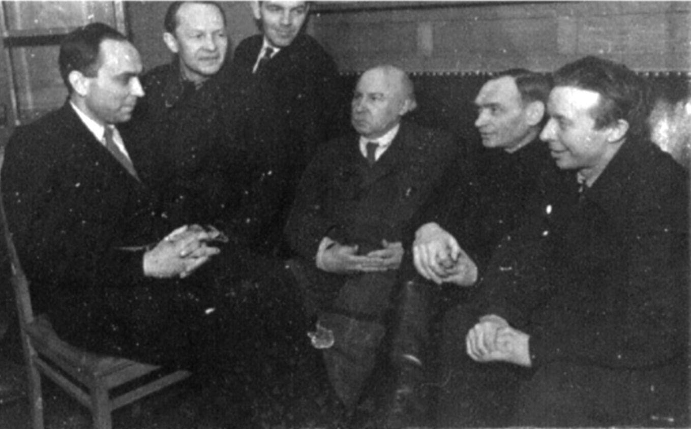 К.А. Большаков (1-й слева) среди коллег. Сталинская премия за метод производства феррованадия. 1941 г.