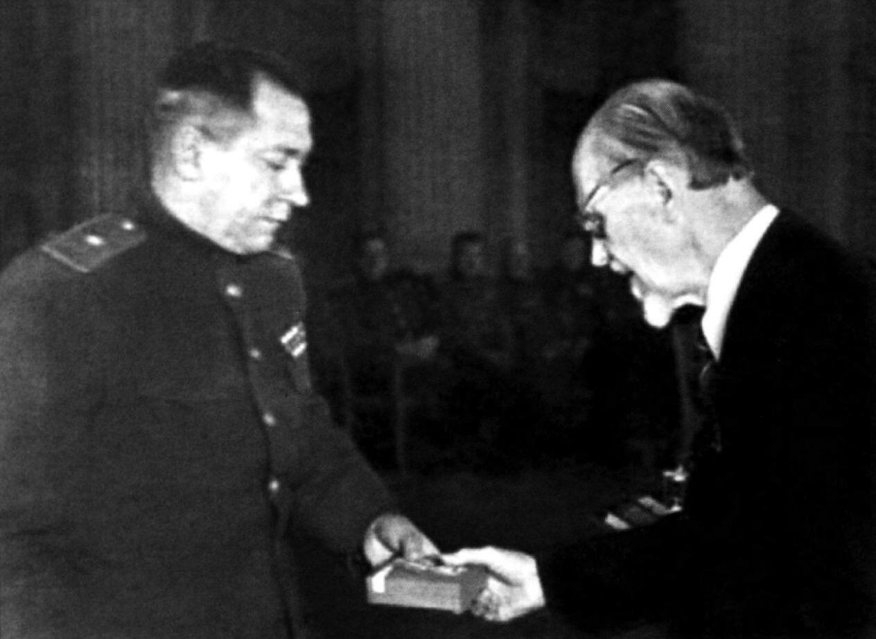 М.И. Калинин вручает В.А. Болятко орден Красного Знамени. 1943 г.