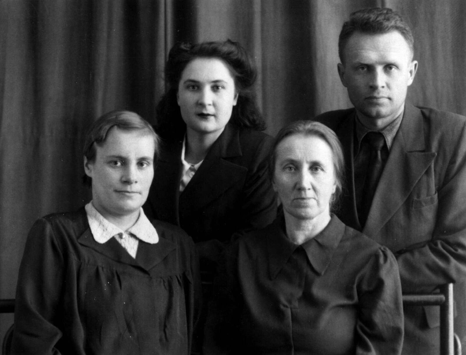 Б.В. Брохович с матерью, сестрой и супругой. 1946 г.