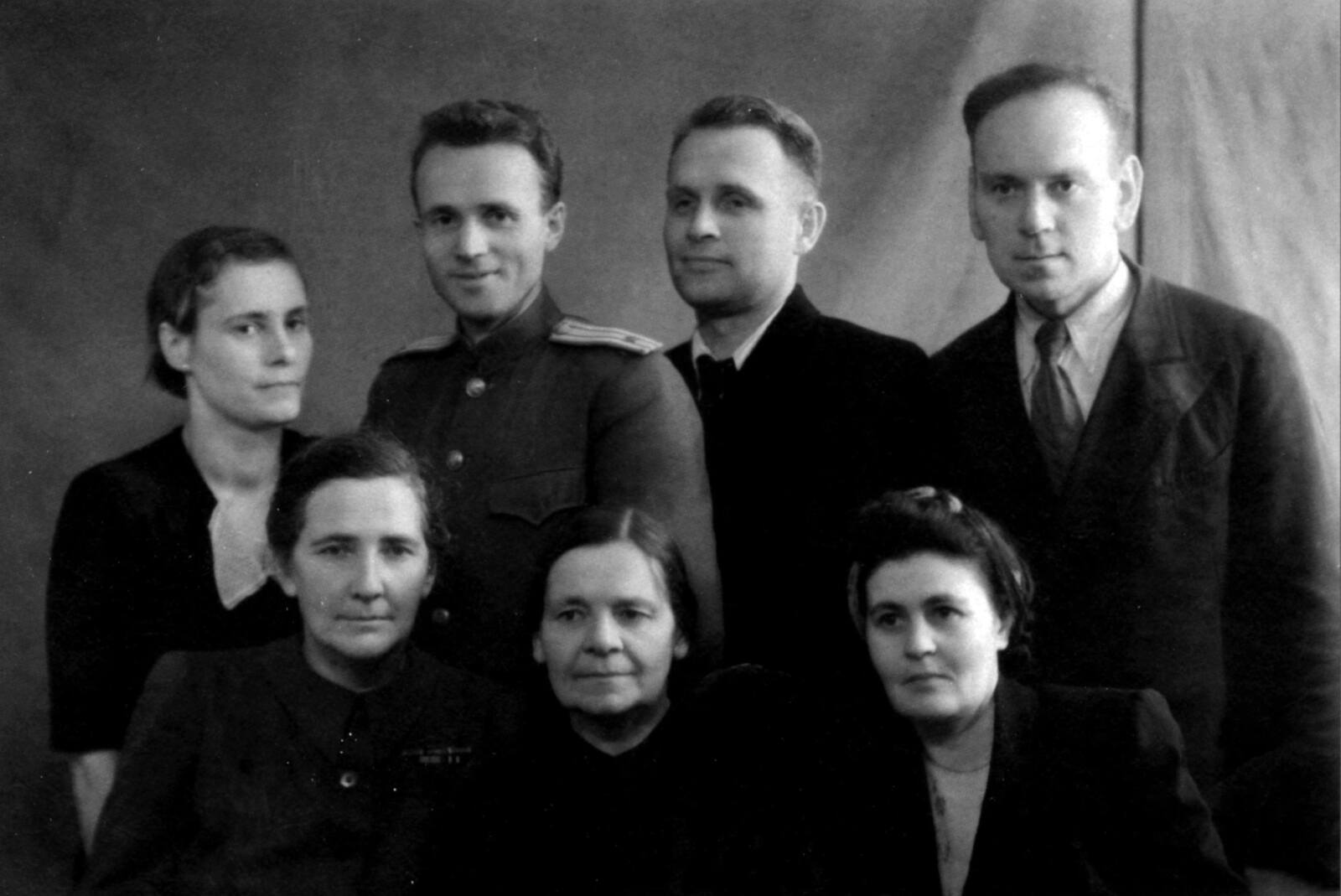Б.В. Брохович в кругу семьи. 1948 г.
