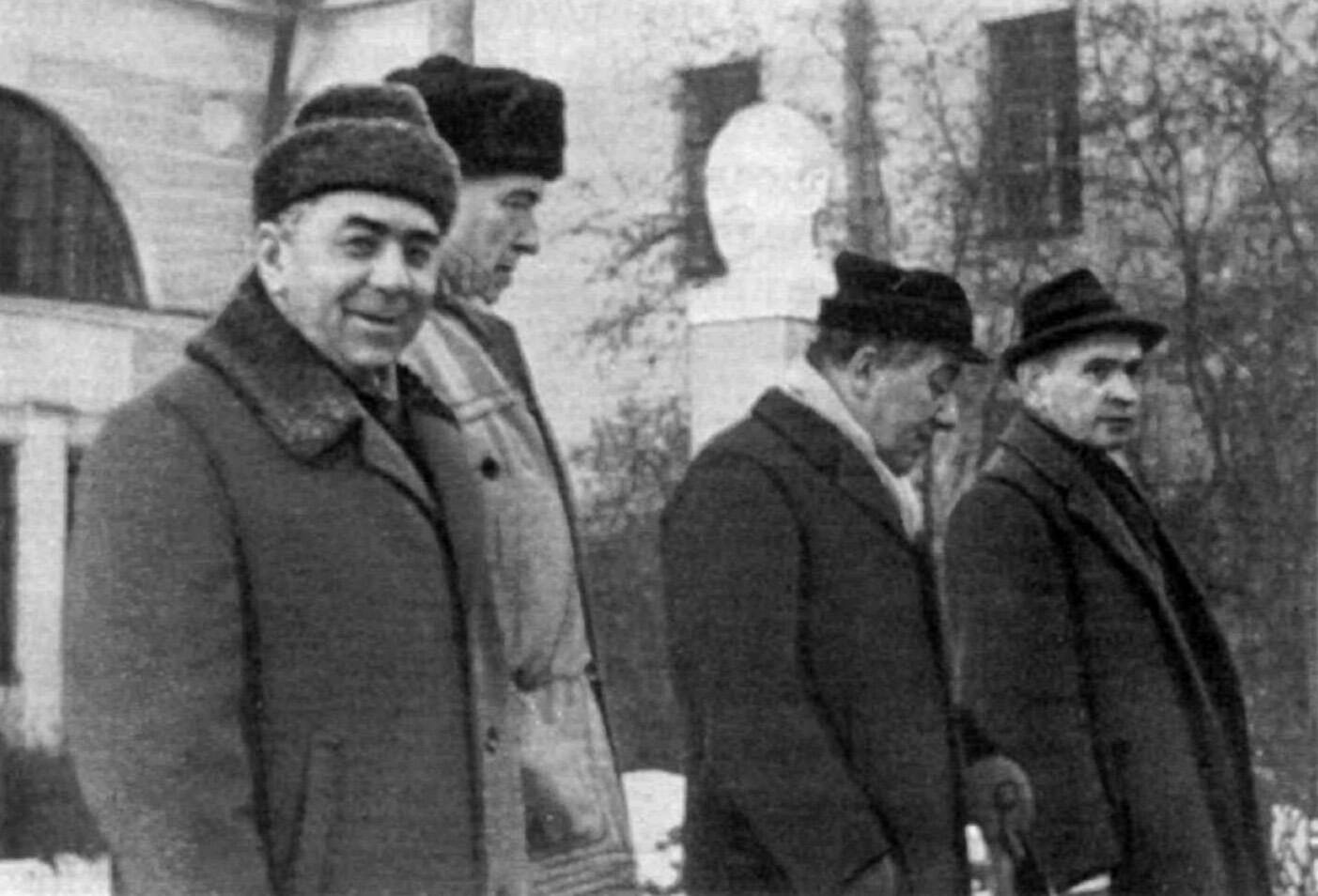 В.П. Джелепов среди коллег. 1968 г.