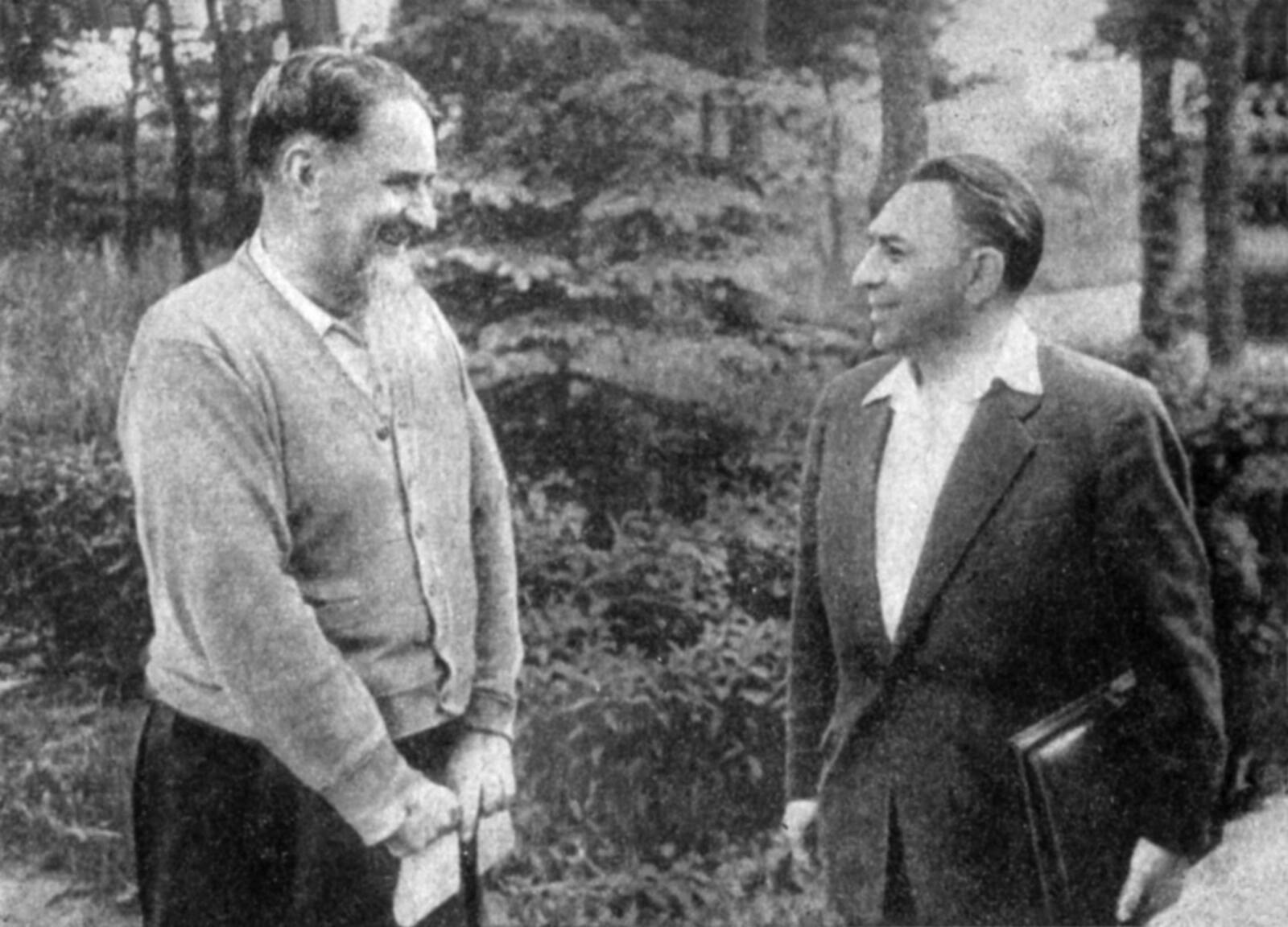 И.С. Курчатов и В.П. Джелепов. 1959 г.
