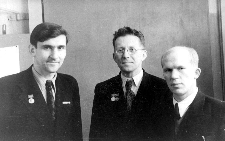 Лауреаты Сталинской премии М.А.Ельяшевич, М.М.Русинов и Б.И.Степанов