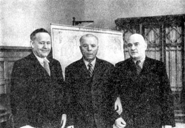 В.С. Емельянов и Б.Л. Ванников с К.Е. Ворошиловым после вручения правительственных наград в Кремле