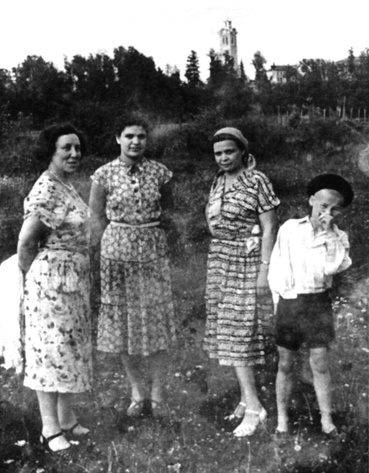 З.В. Ершова и С.М. Карпачёва с детьми на отдыхе