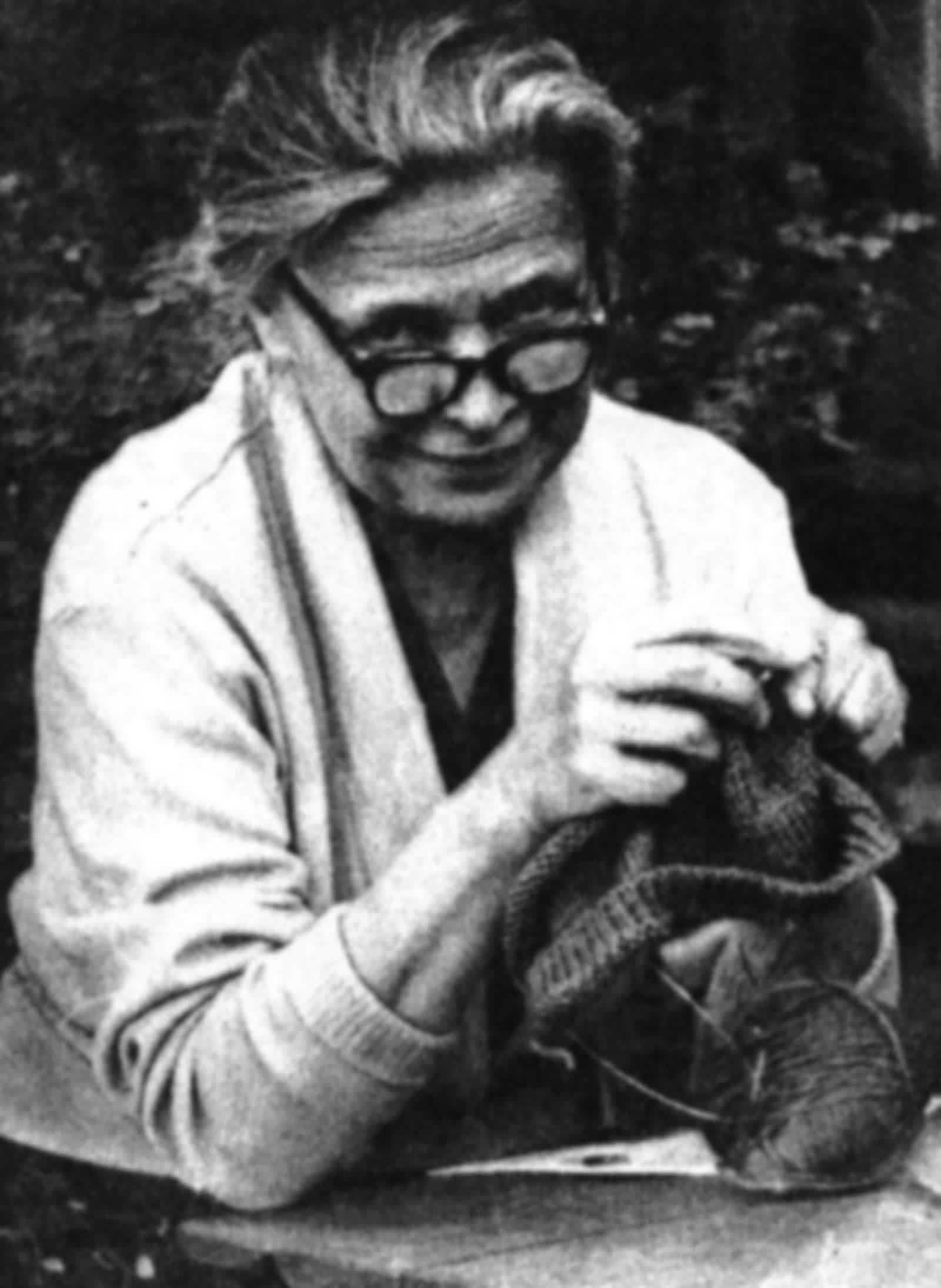 Зинаида Васильевна вяжет