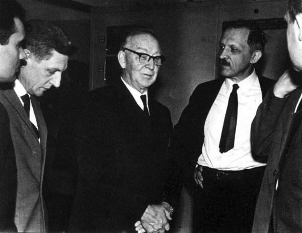 Дж. Кокрофт и начальник установки «Огра» И.Н. Головин в экспериментальном зале. 1965 г.