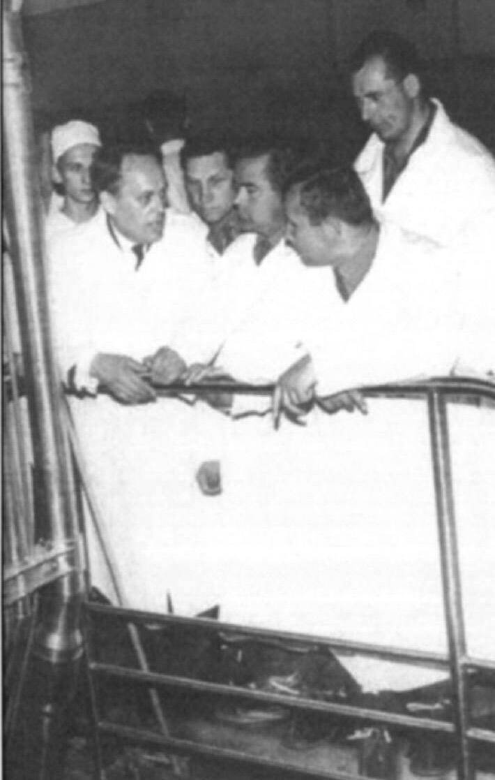 В.В. Гончаров рассказывает о реакторе МР космонавтам. 1963 г.