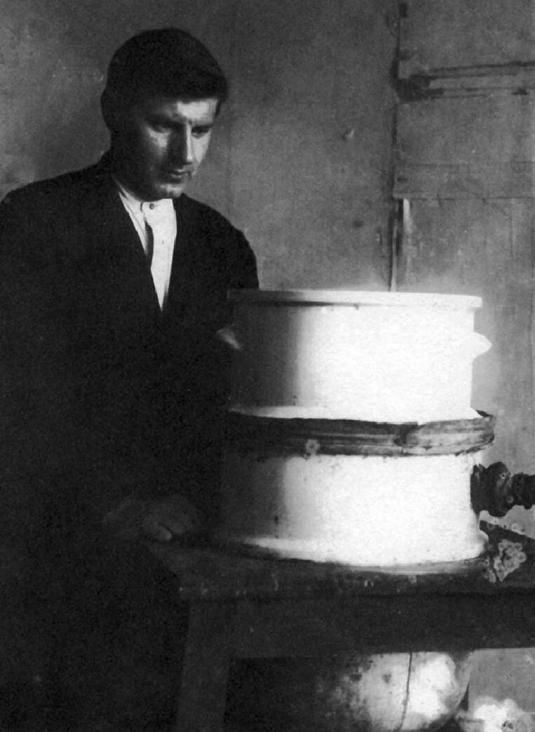 Б.В. Громов в лаборатории Гинцветмет. 1935 г.