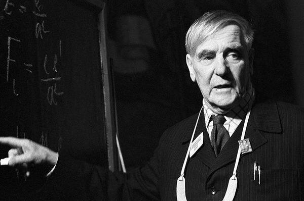 П.Л. Капица читает лекцию