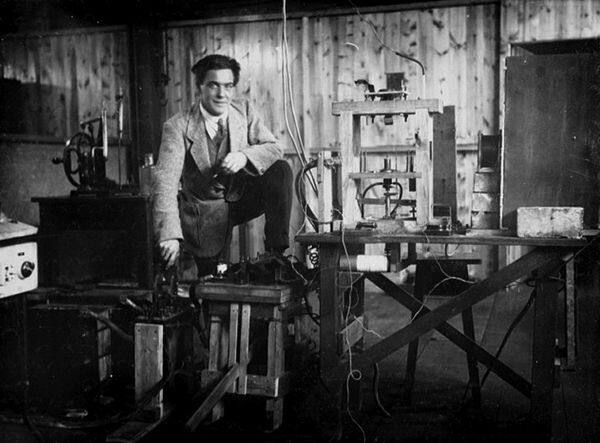 П.Л. Капица в лаборатории