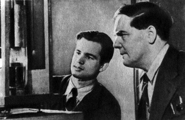 П.Л. Капица в лаборатории