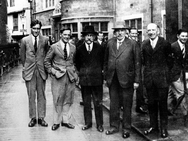 П.Л. Капица среди коллег