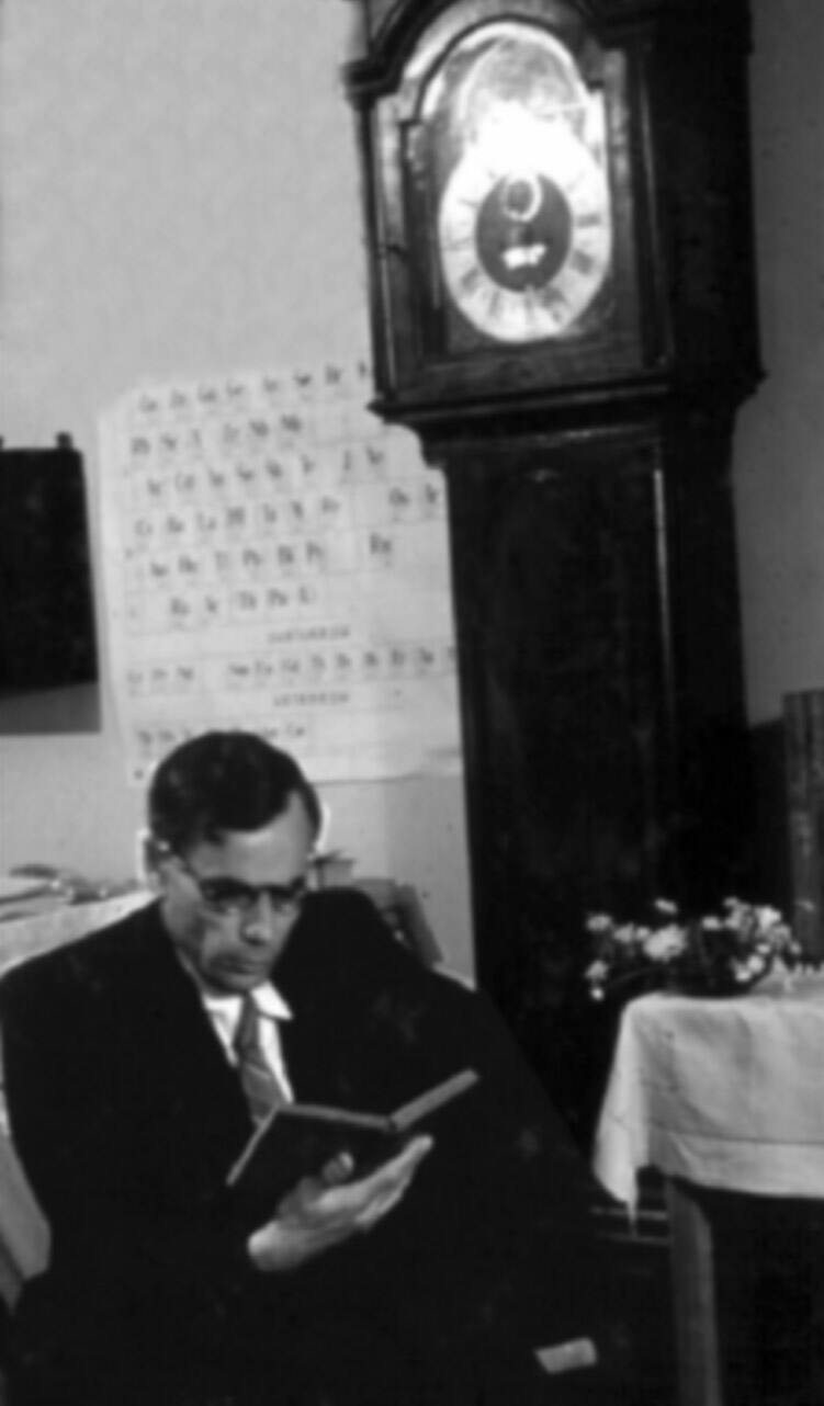 В.А. Каржавин. На едине с любимыми часами. 1947 г.