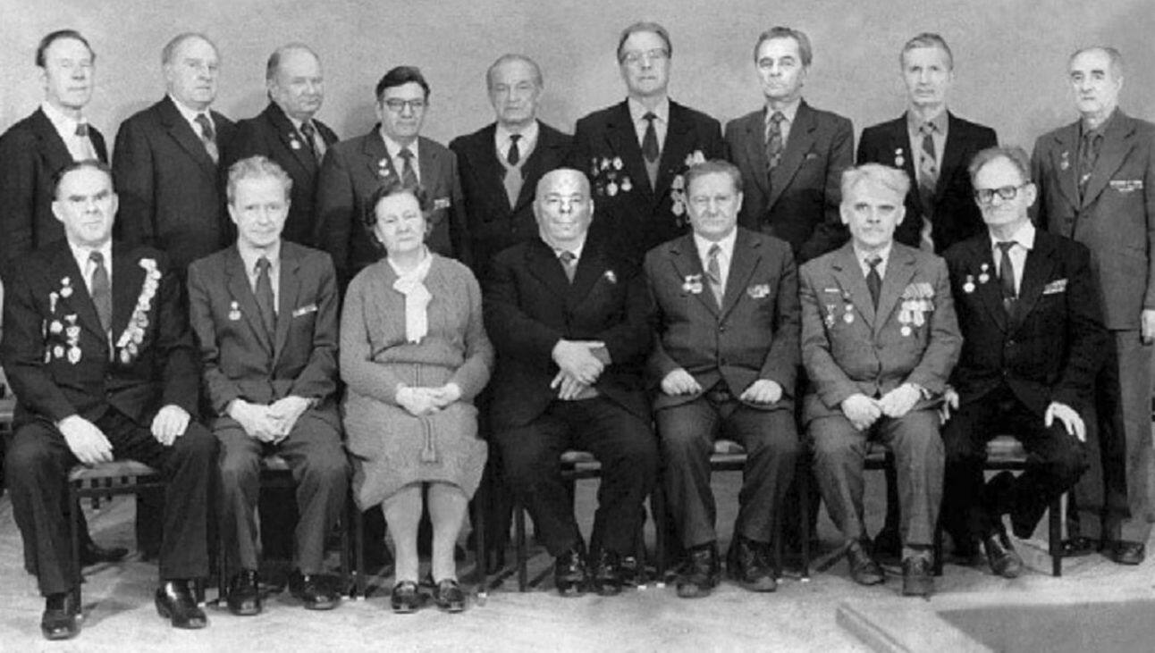 Н.Б. Карпов (в центре в 1-м ряду) среди ветеранов войны