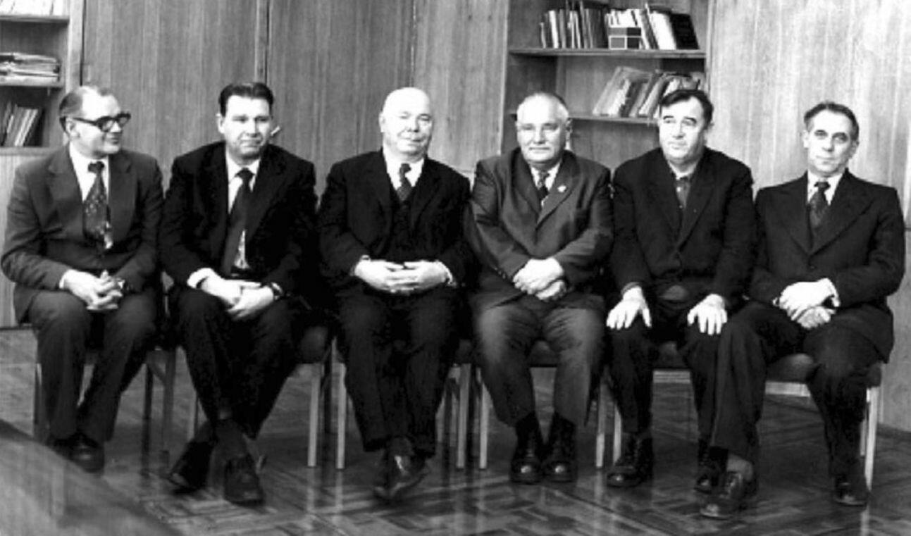 Н.Б. Карпов (3-й слева) с директорами комбинатов